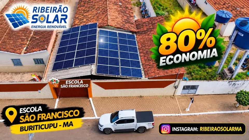Vista aérea dos painéis solares no telhado da Escola São Francisco, em Buriticupu